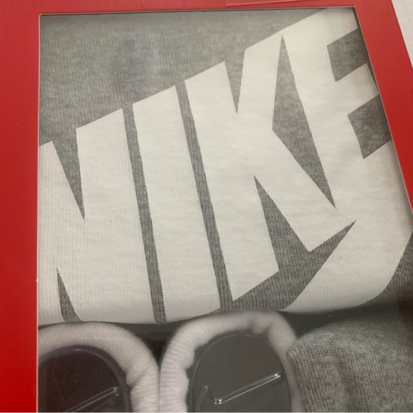 Nike Newborn 3-piece Set (0-6months)-grey - Picture 2 of 8